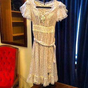 A beautiful Aline dress ditzy purple flowers w/ gathered bust lace bows unique